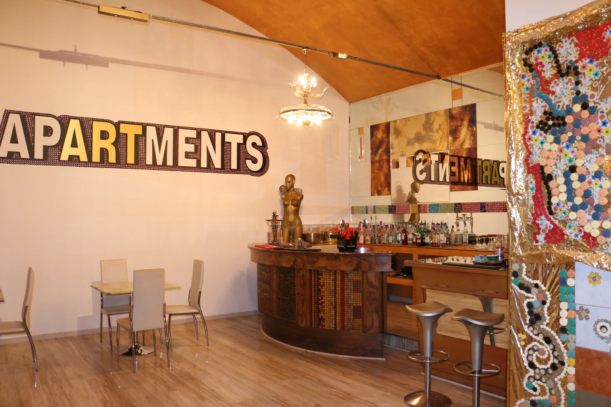Cortile interno de Il Melograno apARTments a Castellanza con arte contemporanea e piante