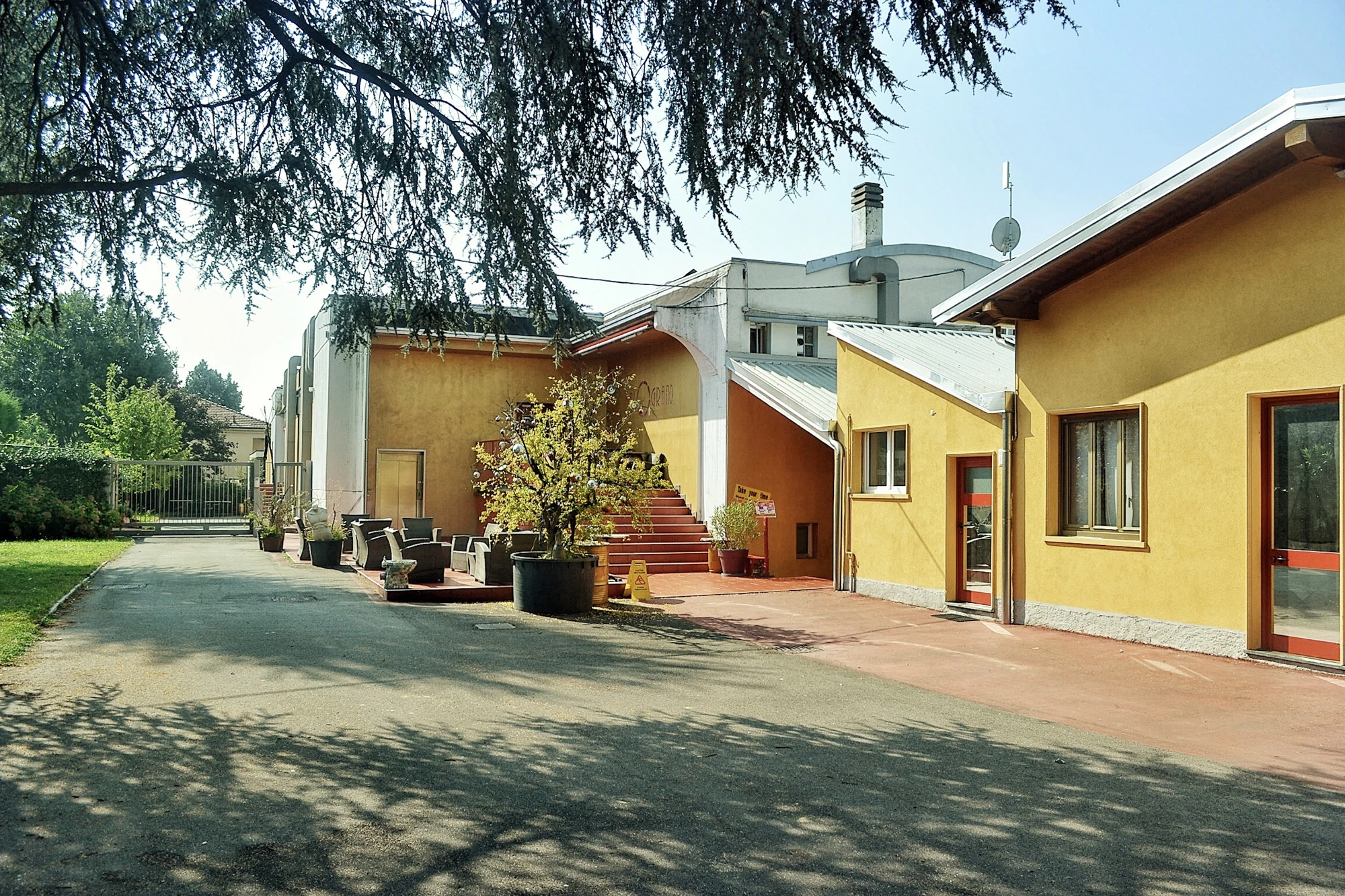 Facciata storica dell'Associazione Culturale Il Melograno a Castellanza, attiva dal 1978